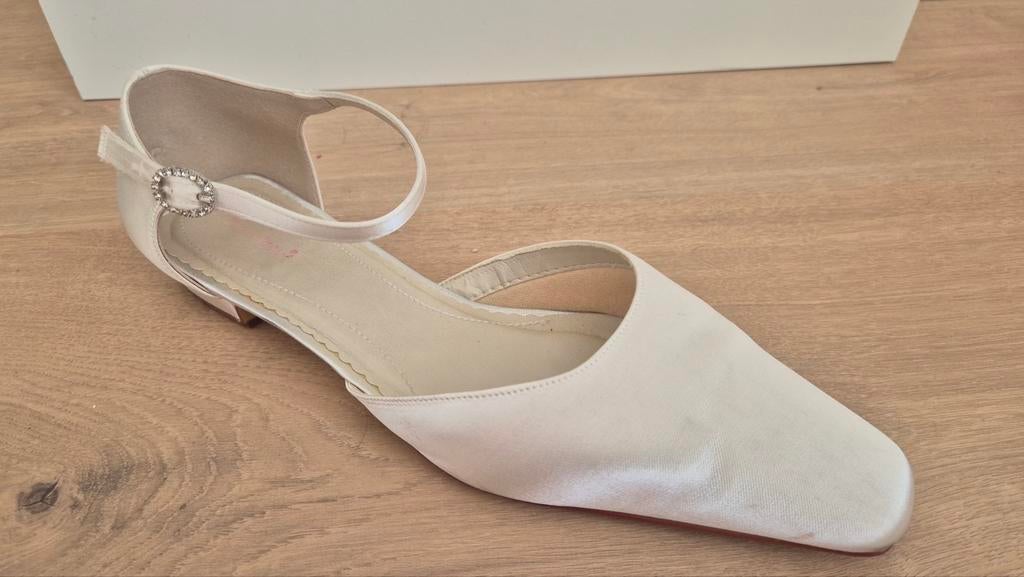 Trouwschoenen ivoor/ satijn maat 38, Ophalen of Verzenden, Gedragen, Wit, Schoenen