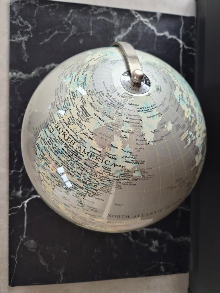 Wereldbol globe mooie design vorm grijs, Ophalen of Verzenden, Zo goed als nieuw