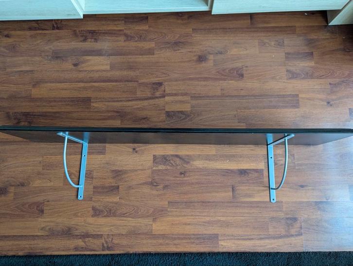 Zwarte wandplank/boekenplank met wandbeugels. IZGS, Huis en Inrichting, Woonaccessoires | Wandplanken en Boekenplanken, Zo goed als nieuw