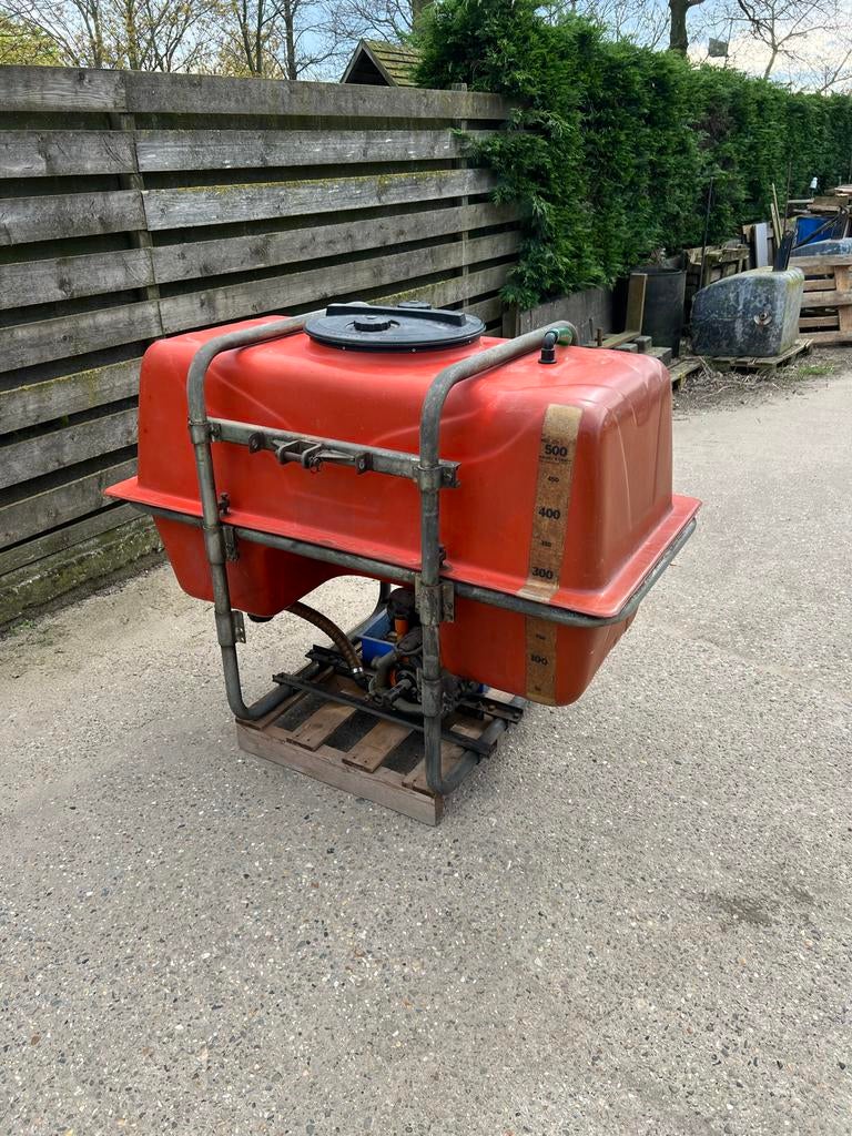 Water vat met druk pomp, Ophalen