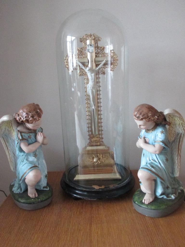 Kruisbeeld in stolp met engeltjes, Ophalen