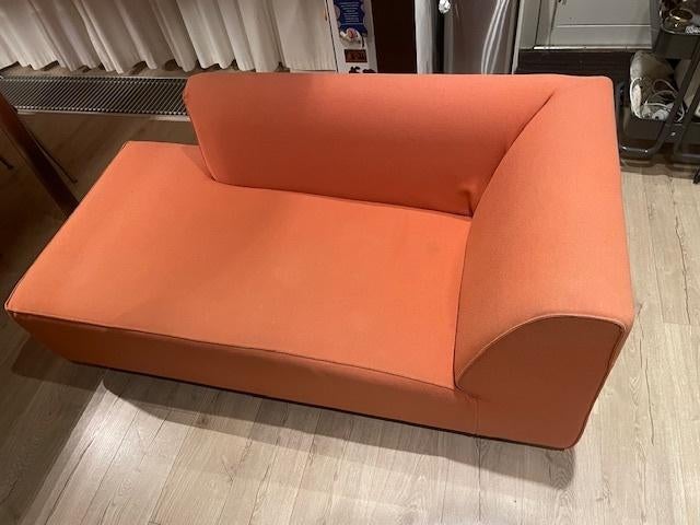 Dé Oranje (koningsdag)bank - chaise longue, Huis en Inrichting, Banken | Bankstellen, Ophalen, Gebruikt, 75 tot 100 cm, Minder dan 150 cm