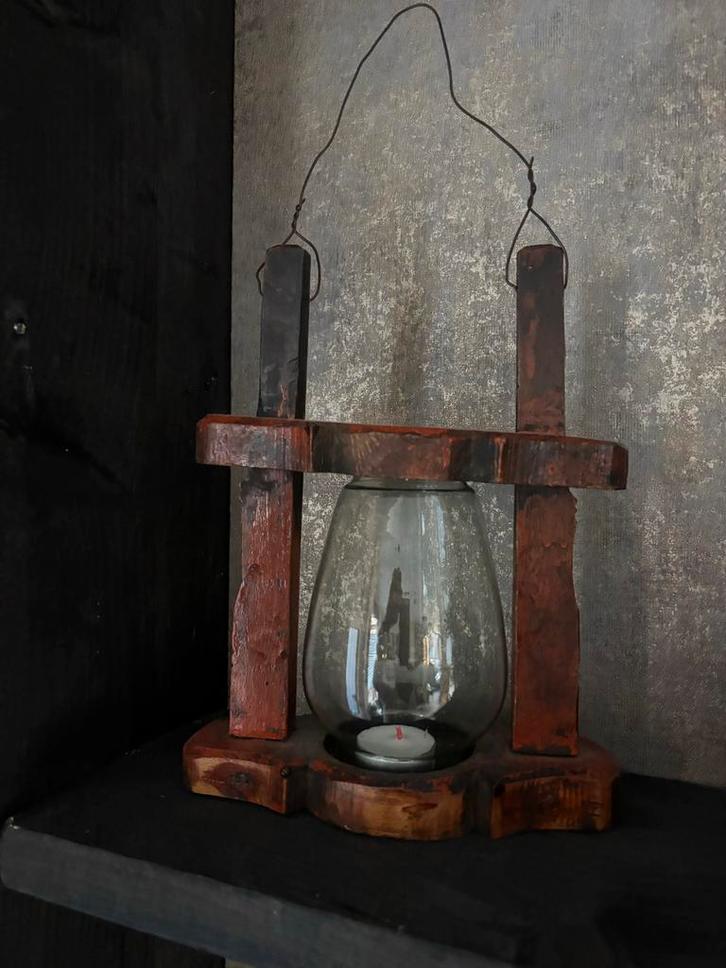 Rustieke houten kandelaar met glazen windlicht, Huis en Inrichting, Woonaccessoires | Kandelaars en Kaarsen, Gebruikt, Kandelaar