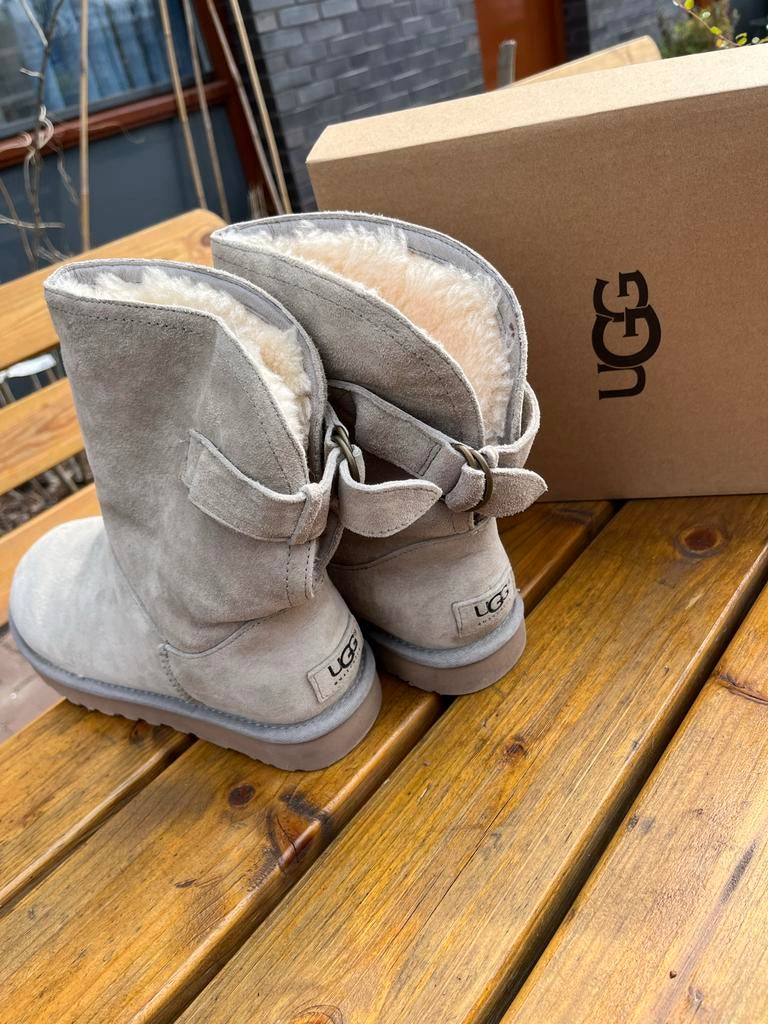 Grijze Uggs maat 39, Ophalen, Gedragen, Grijs, Lage of Enkellaarzen
