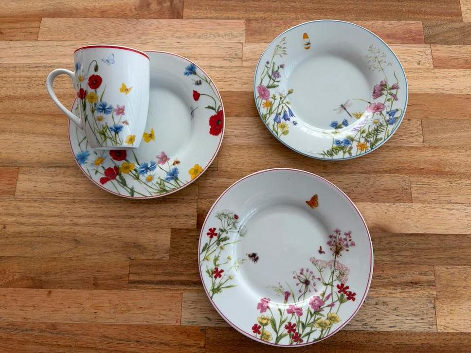 3 schotels en 1 kop met bloemendecoratie - Theo, Huis en Inrichting, Keuken | Servies, Ophalen, Keramiek, Zo goed als nieuw, Overige stijlen