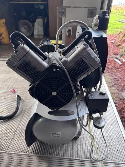 Durr Dental Duo Compressor, 10 bar of meer, Ophalen of Verzenden, Zo goed als nieuw, Minder dan 200 liter/min