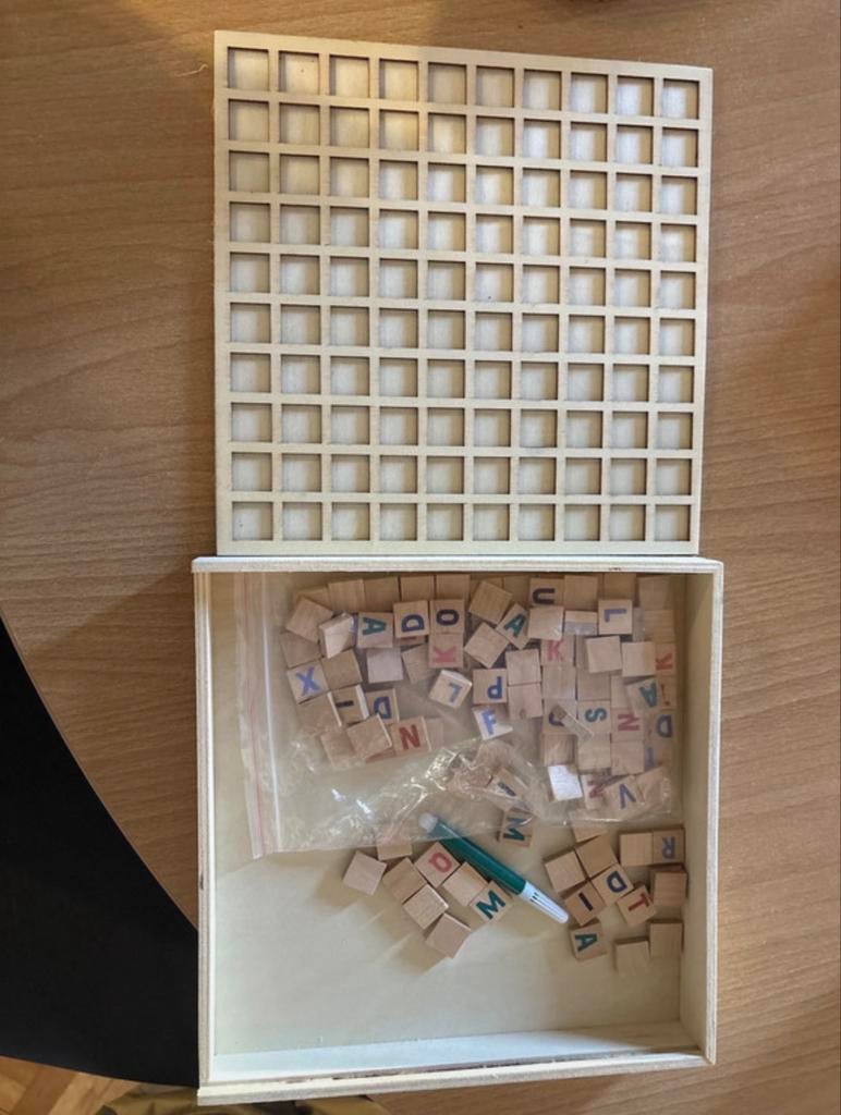 Houten Scrabble-achtig Bordspel met Letters, Hobby en Vrije tijd, Gezelschapsspellen | Bordspellen, Drie of vier spelers, Ophalen of Verzenden