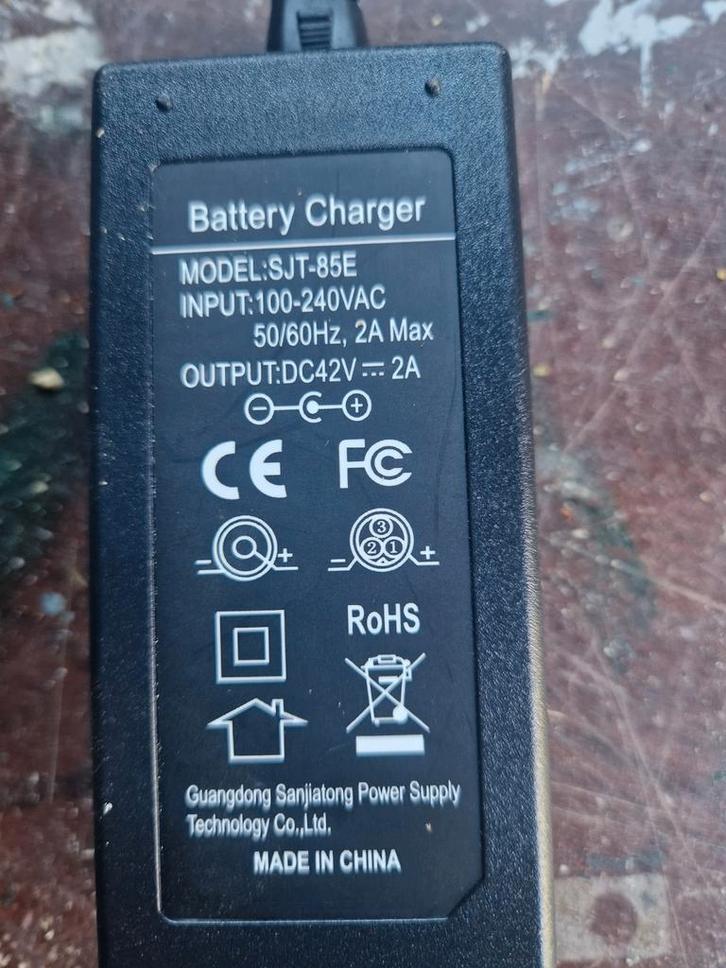 Batterijlader SJT-85E, 42V 2A, Computers en Software, Accu's en Batterijen, Gebruikt, Ophalen of Verzenden