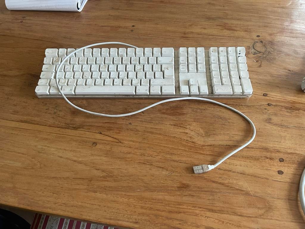 Oud Apple toetsenbord en kabel (2006 iMac), Computers en Software, Ophalen of Verzenden, Qwerty, Gebruikt, Bedraad