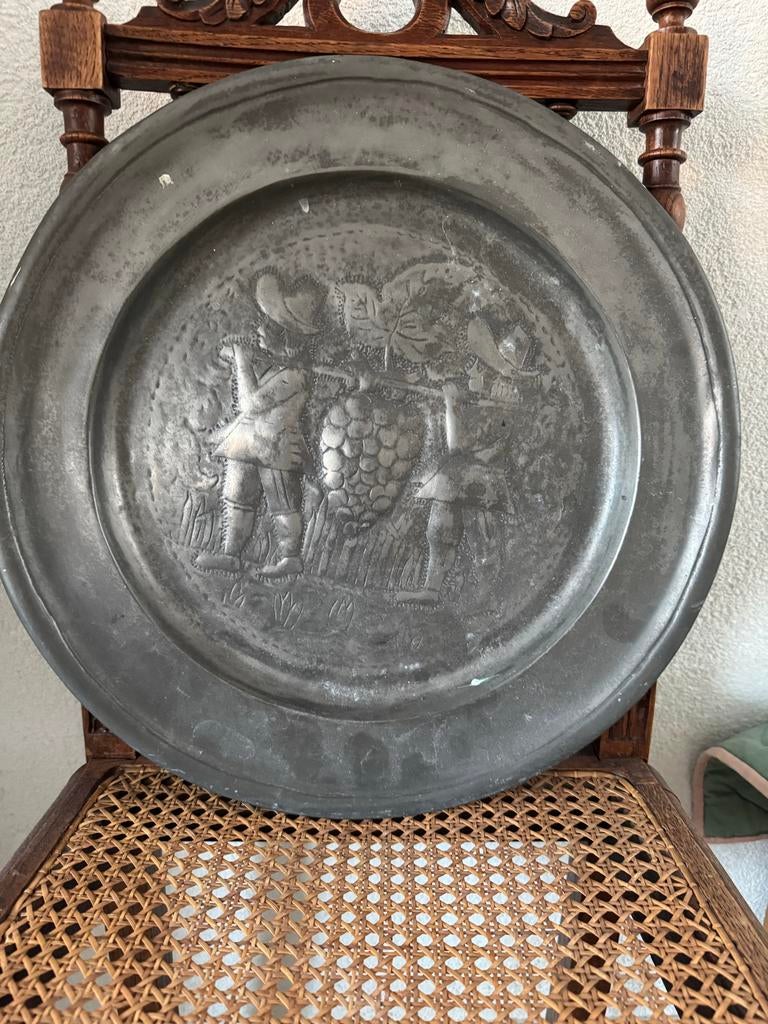 Antieke tinnen schotel met reliëfdecoratie, Ophalen of Verzenden