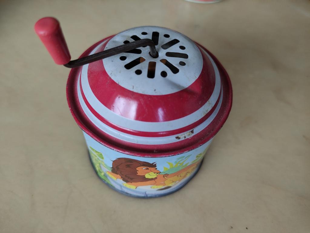 Grote carrousel met muziekdoos - doos, gebaksdoos, opbergdoos, koekjesdoos, blikje. Opslag voor koekjes en peperkoeken. Afgewerkt en bedrukt. Vol. 4,8 l. Afmetingen: 22 x 20 cm