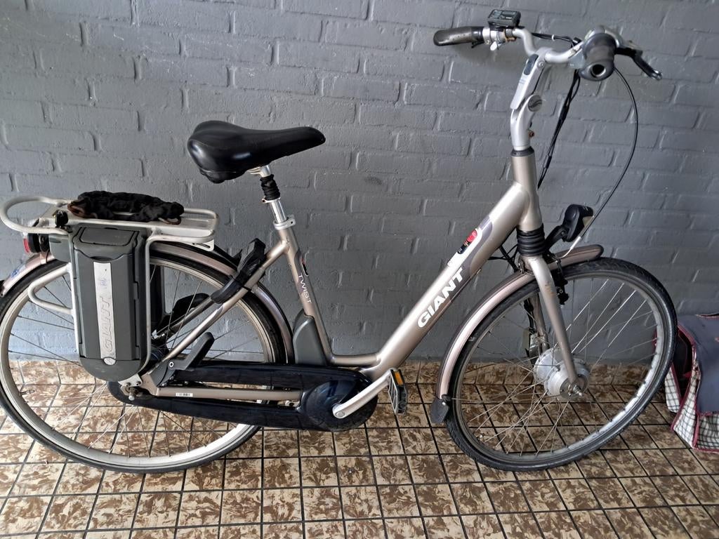 Giant E bike inch goeie staat, accu's willen niet opladen, Fietsen en Brommers, 51 tot 55 cm, Ophalen, Gebruikt, Giant