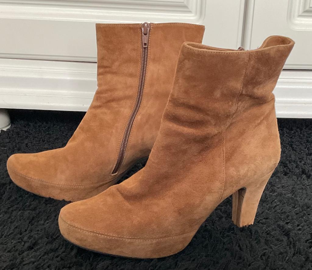 Elegante camelkleurige suède UNISA enkellaarsjes maat 39, Kleding | Dames, Schoenen, Ophalen, Overige kleuren, Lage of Enkellaarzen