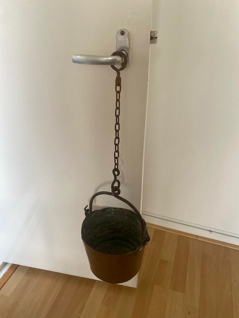 Koperen emmer met ketting, Ophalen, Koper