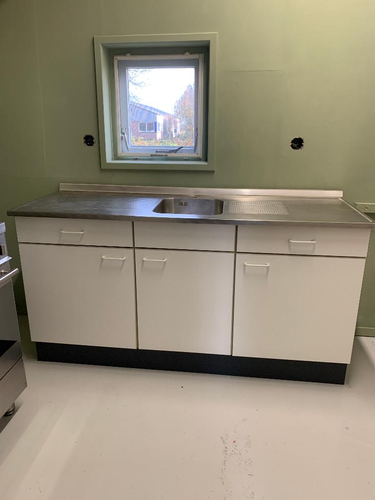 Vrijstaand keukenblok met RVS blad, Huis en Inrichting, Keuken | Complete keukens, Ophalen, Gebruikt, Wit, Enkelwandige keuken