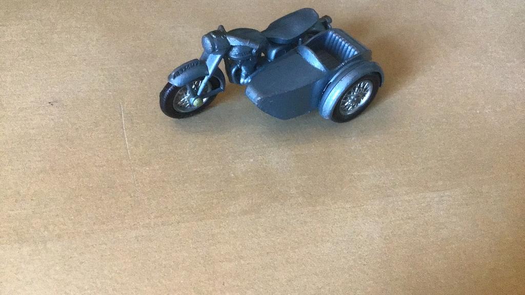 LESNEY MOTOR MET ZIJSPAN TRIUMPH METALLIC BLAUW ZELDZAAM, Hobby en Vrije tijd, Ophalen of Verzenden, Gebruikt, Motor