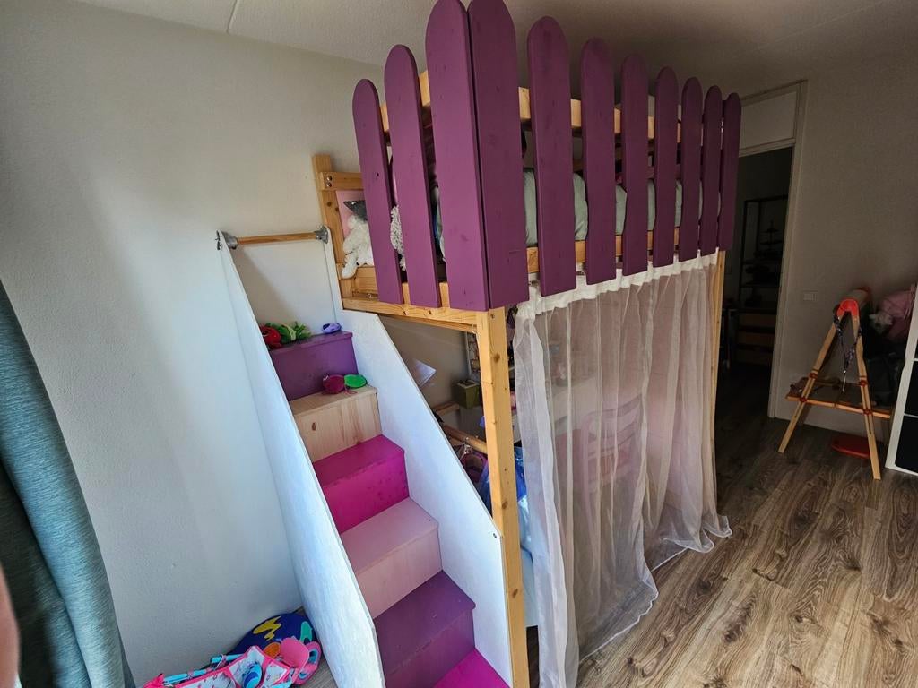 Meisjes hoogslaper met trap, gordijn en kledingrek, Ophalen of Verzenden, Hoogslaper