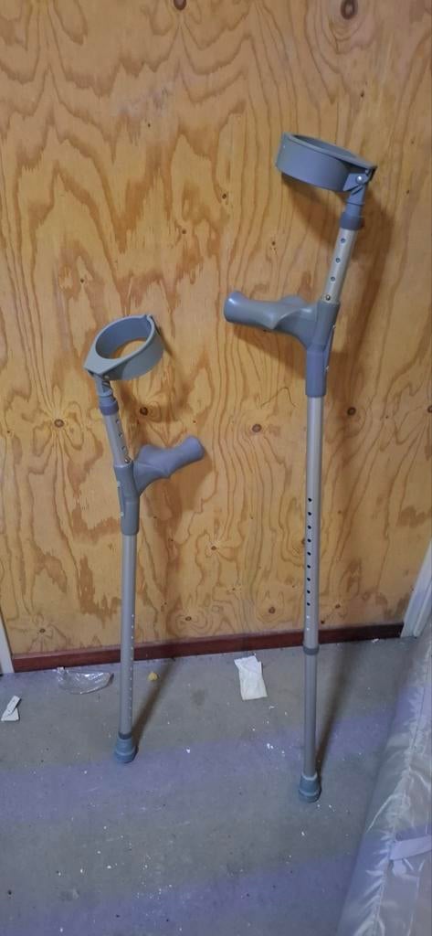 1 set elleboogkrukken, Diversen, Loopkrukken, Ophalen