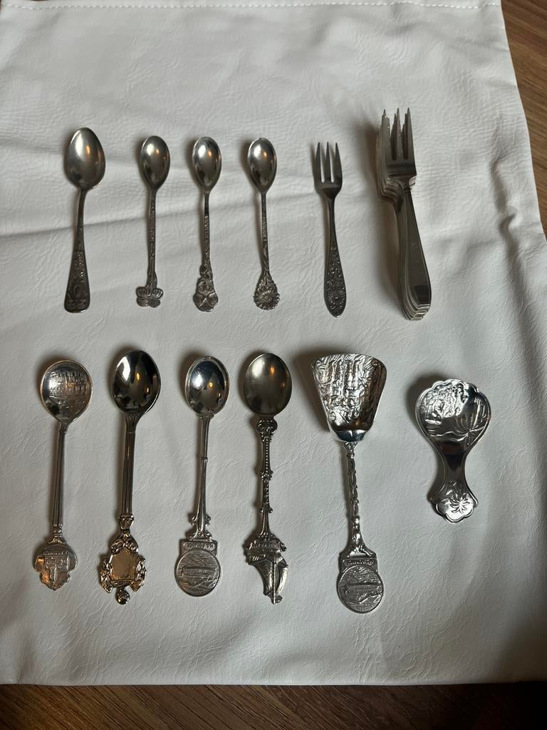 Setje gedecoreerde lepeltjes en vorkjes, Antiek en Kunst, Antiek | Bestek, Ophalen of Verzenden