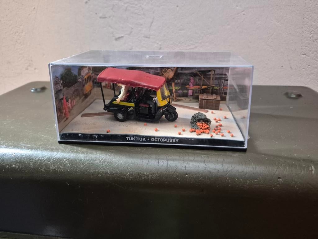 James Bond 007 – Tuktuk 1:43 “Octopussy”, Hobby en Vrije tijd, Modelauto's | 1:43, Ophalen, Zo goed als nieuw, Auto, Overige merken