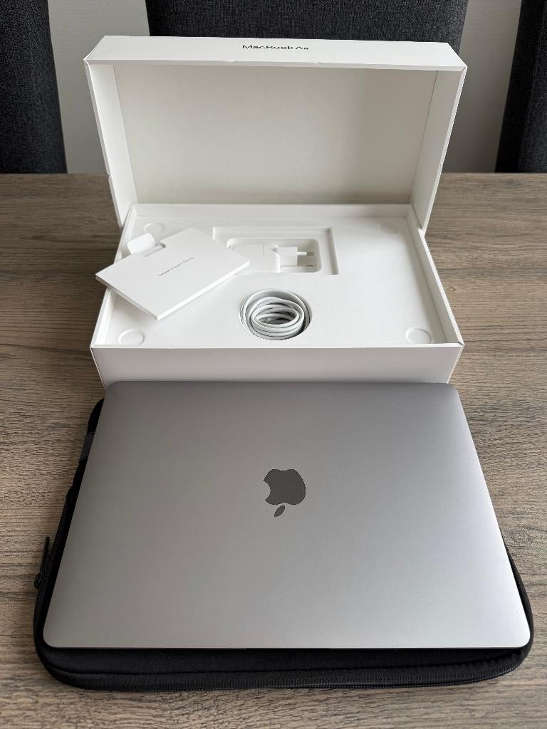 MacBook Air M1 (2020) – 13 inch – 96% batterij – incl. hoes, Computers en Software, Apple Macbooks, Zo goed als nieuw, MacBook Air