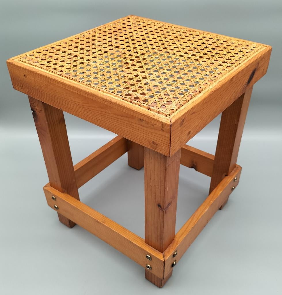 Houten bijzettafel/ krukje met rotan zitting, Huis en Inrichting, Minder dan 45 cm, Minder dan 55 cm, Vierkant, Ophalen of Verzenden