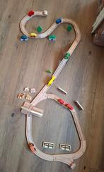 Houten treinbaan met trein auto's gebouwen bomen brug bel, Kinderen en Baby's, Speelgoed | Houten speelgoed, Ophalen of Verzenden