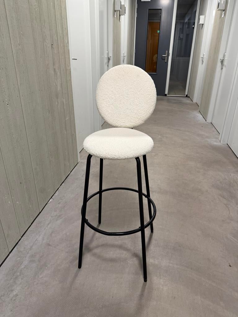 BELIANI EMERY Barkrukken set van 4 - Wit Bouclé, Huis en Inrichting, Ophalen, Met voetsteun, Zo goed als nieuw, 90 cm of meer