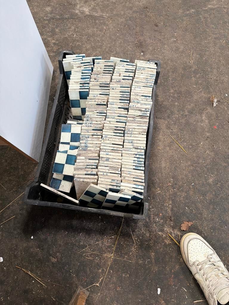 Krat met 180 delftblauwe tegels, 148x75mm, Ophalen