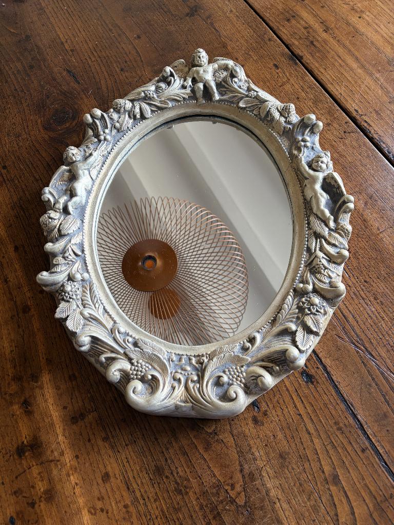 Spiegel, ovaal, met barok gispen lijst, Minder dan 50 cm, Ophalen of Verzenden, Zo goed als nieuw, Minder dan 100 cm