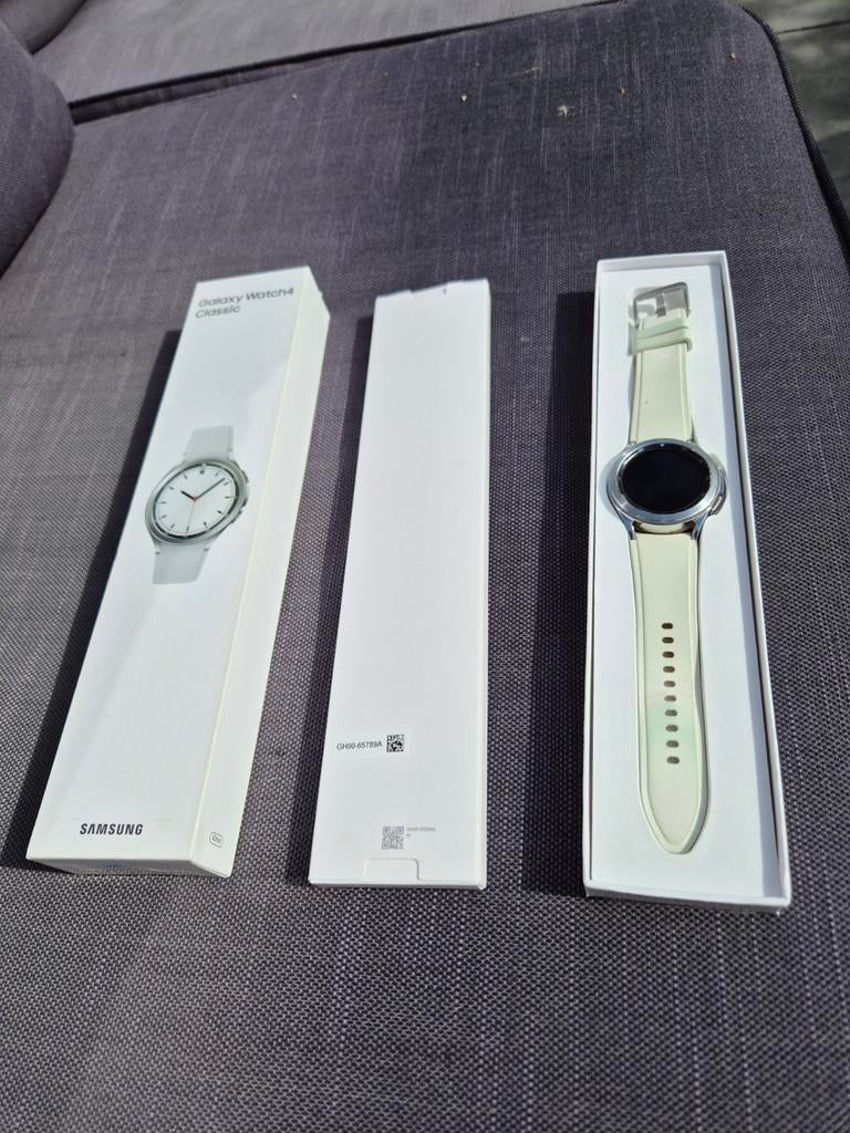 Samsung Galaxy Watch4 Classic - Zilver met Crème Band, GPS, Ophalen of Verzenden, Zo goed als nieuw, Samsung