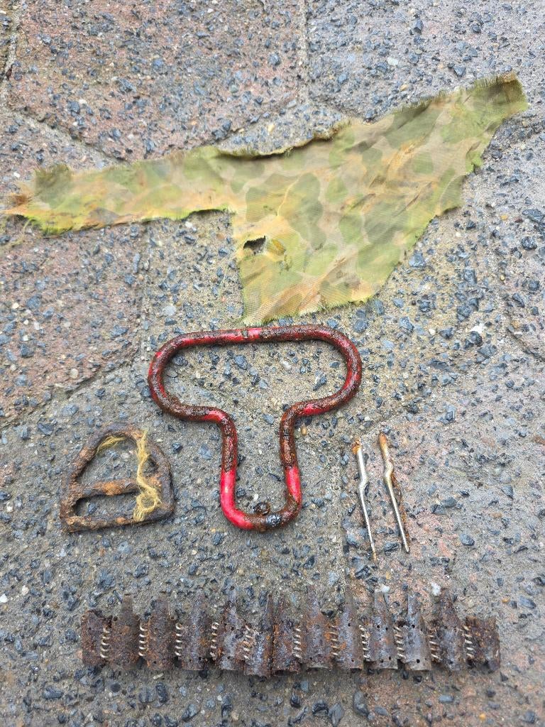 Parachute gesp en rode ripcord bodemvondst 101st airborne, Verzenden, Engeland, Hulzen of Bodemvondsten