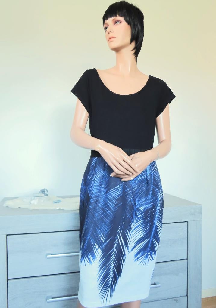 JUFFROUW JANSEN  Zwarte Jurk met Blauw op Wit Veren M-L 40, Maat 38/40 (M), Blauw, Ophalen of Verzenden, Zo goed als nieuw
