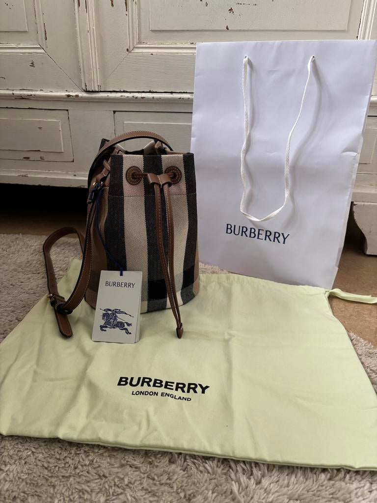 Burberry Bucket Bag nieuw, Sieraden, Tassen en Uiterlijk, Tassen | Damestassen, Ophalen of Verzenden, Nieuw, Bruin, Handtas