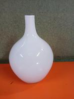 Witte glazen vaas - Stijlvol en elegant, 50 tot 75 cm, Wit, Ophalen of Verzenden, Glas