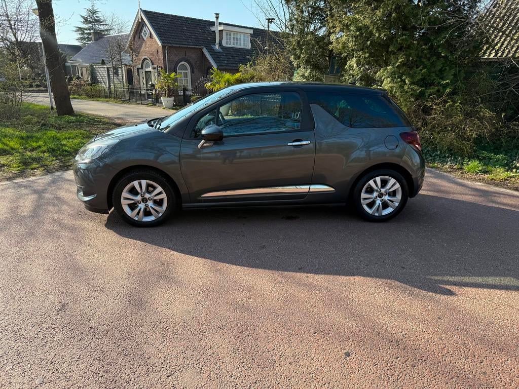 DS 3 1.2 PureTech So Chic / Navi / Airco / xenon / NAP / PDC, Auto's, DS, Voorwielaandrijving, Euro 6, 23 km/l, Bedrijf