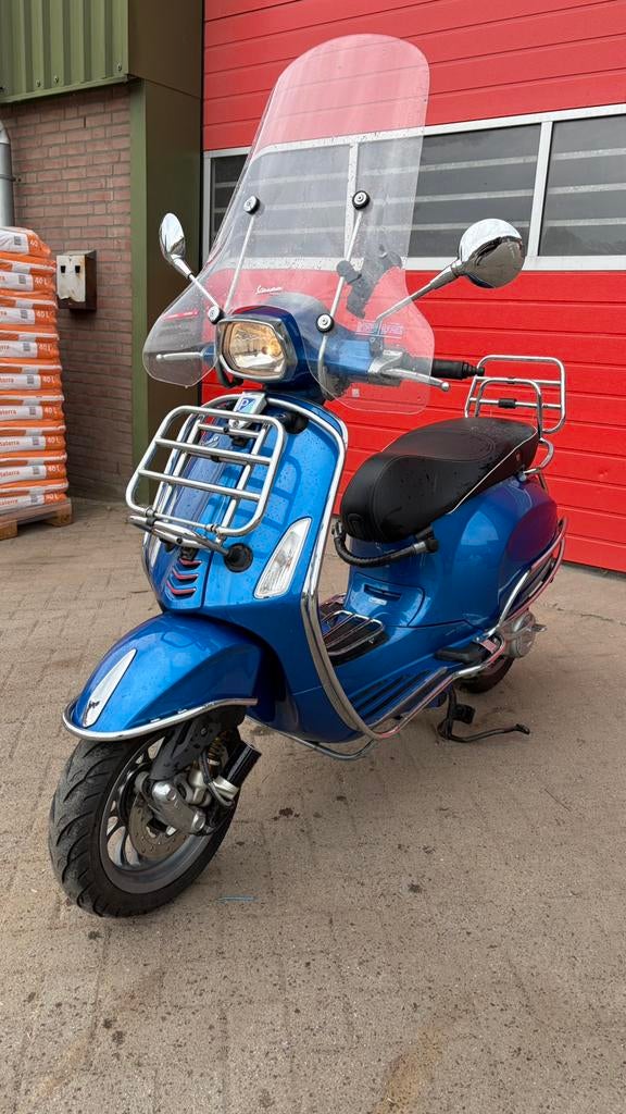 Vespa sprint geel kenteken, Fietsen en Brommers, Scooters | Vespa, Ophalen, Overige modellen, Maximaal 45 km/u, Zo goed als nieuw