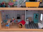 Poppenhuis met poppetjes en decoratie, Ophalen, Zo goed als nieuw, Poppenhuis