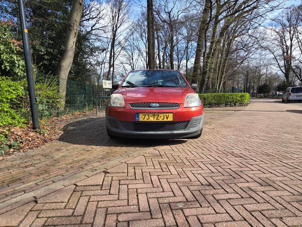 Ford Fiësta 1.3 8V 5DR 2007 airco alleen vandaag, Auto's, 1299 cc, 40 €/maand, Zwart, Origineel Nederlands