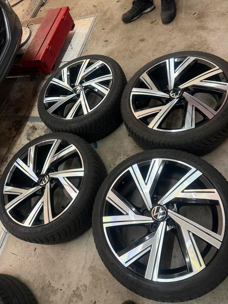 Volkswagen golf 18 inch bergamo r line velgen met mich 4seiz, Auto-onderdelen, Banden en Velgen, Banden en Velgen, All Season
