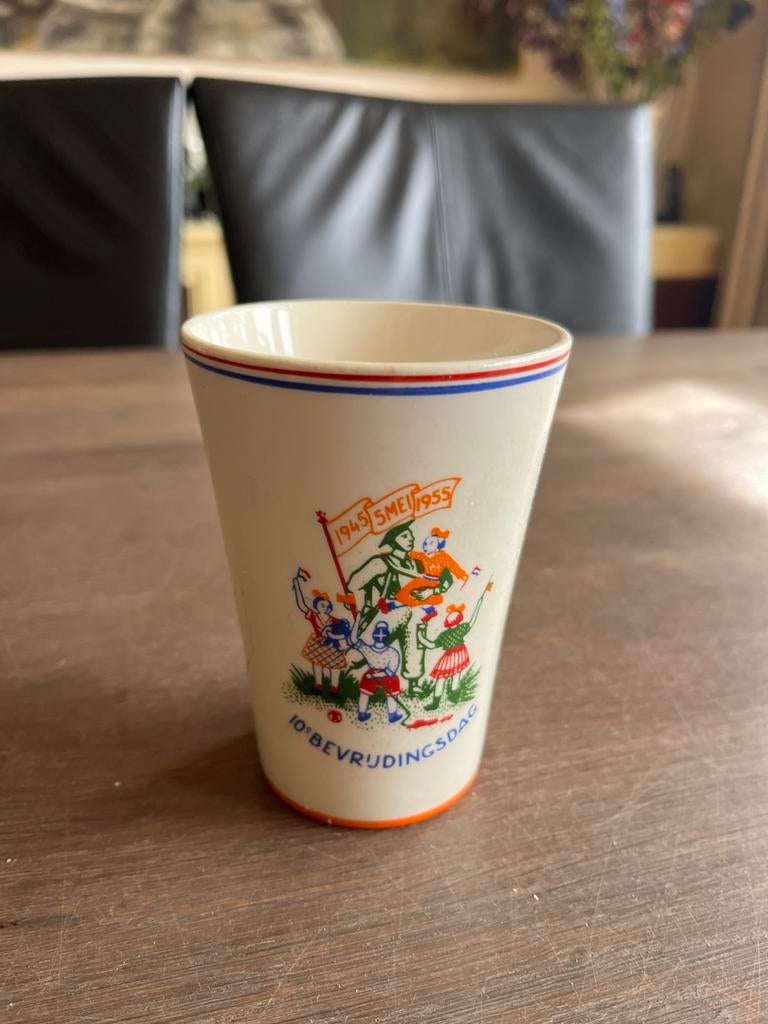 beker bevrijdingsdag, Ophalen of Verzenden, Zo goed als nieuw, Porselein