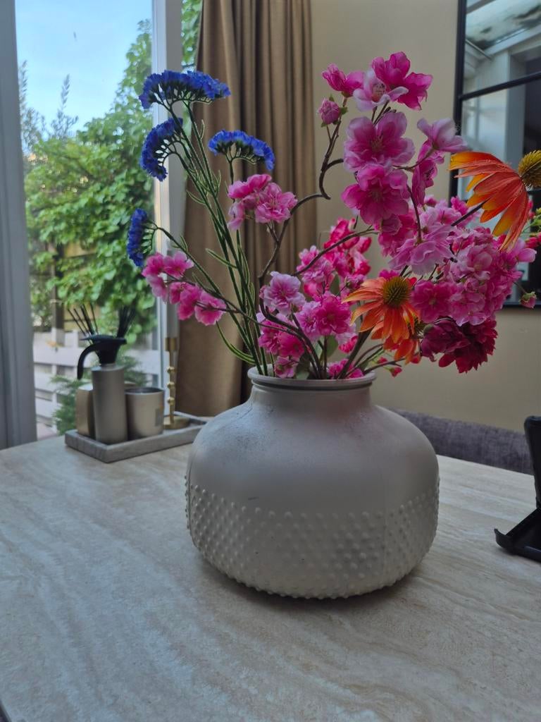 Grote beige vaas met kunstbloemen, Huis en Inrichting, Woonaccessoires | Vazen, Ophalen of Verzenden