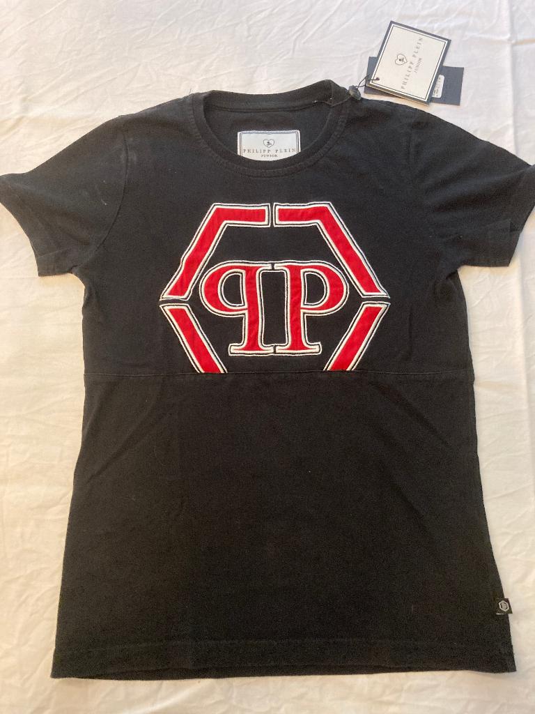 Philipp plein junior black and red top maat 128 8 jaar!, Kinderen en Baby's, Kinderkleding | Maat 128, Philipp Plein, Jongen of Meisje