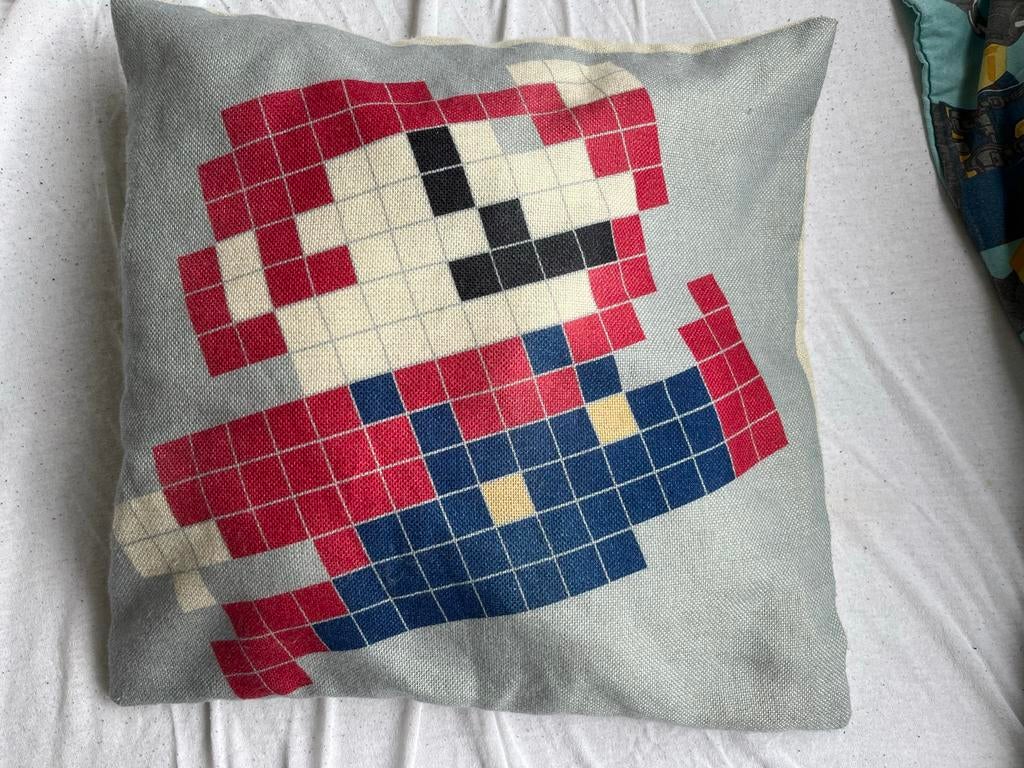 Mario Kussen - Pixel Art Stijl, Ophalen of Verzenden, Zo goed als nieuw, Grijs, Vierkant