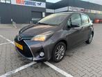 Toyota Yaris 1.3 73KW 5DR 2016 Grijs, Auto's, Toyota, 40 €/maand, Zwart, 4 cilinders, Handgeschakeld