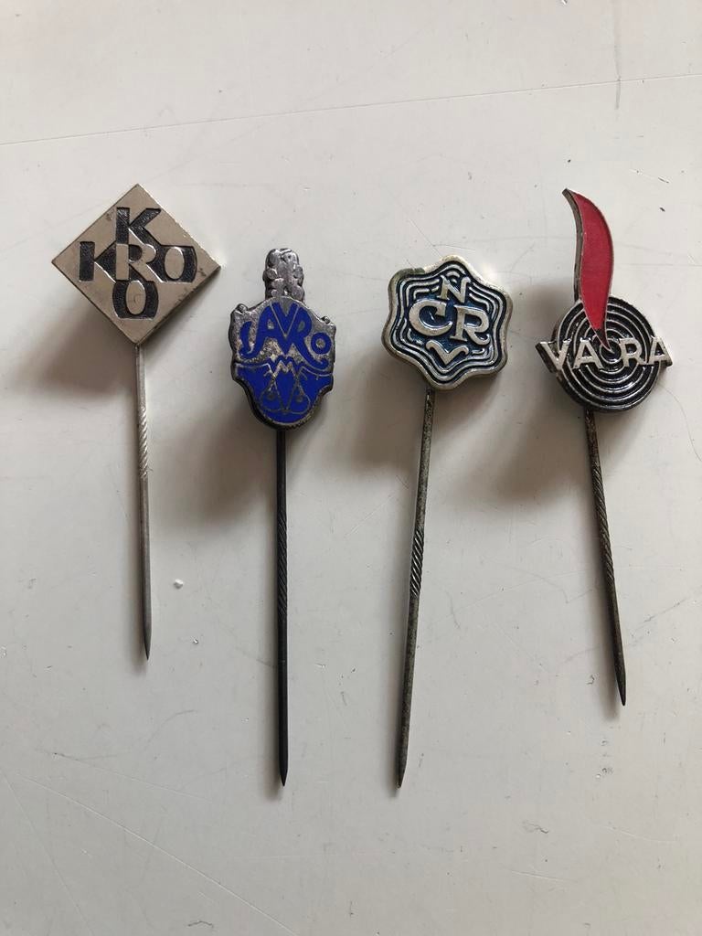 Serie 5: 4 oude speldjes KRO VARA NCRV AVRO, Verzamelen, Ophalen of Verzenden, Gebruikt, Overige onderwerpen, Speldje of Pin