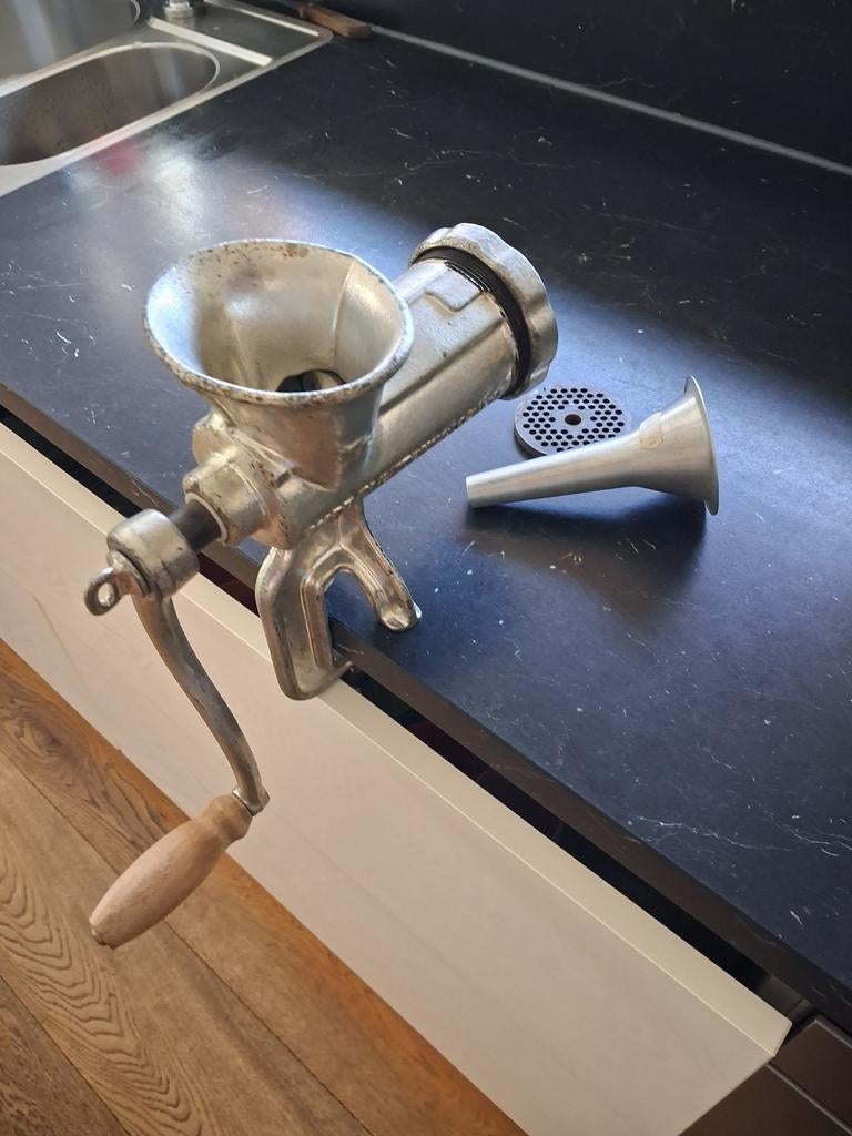 SFINX GIETIJZEREN VLEESMOLEN MET HULPSTUKKEN NR 10, Antiek en Kunst, Ophalen of Verzenden