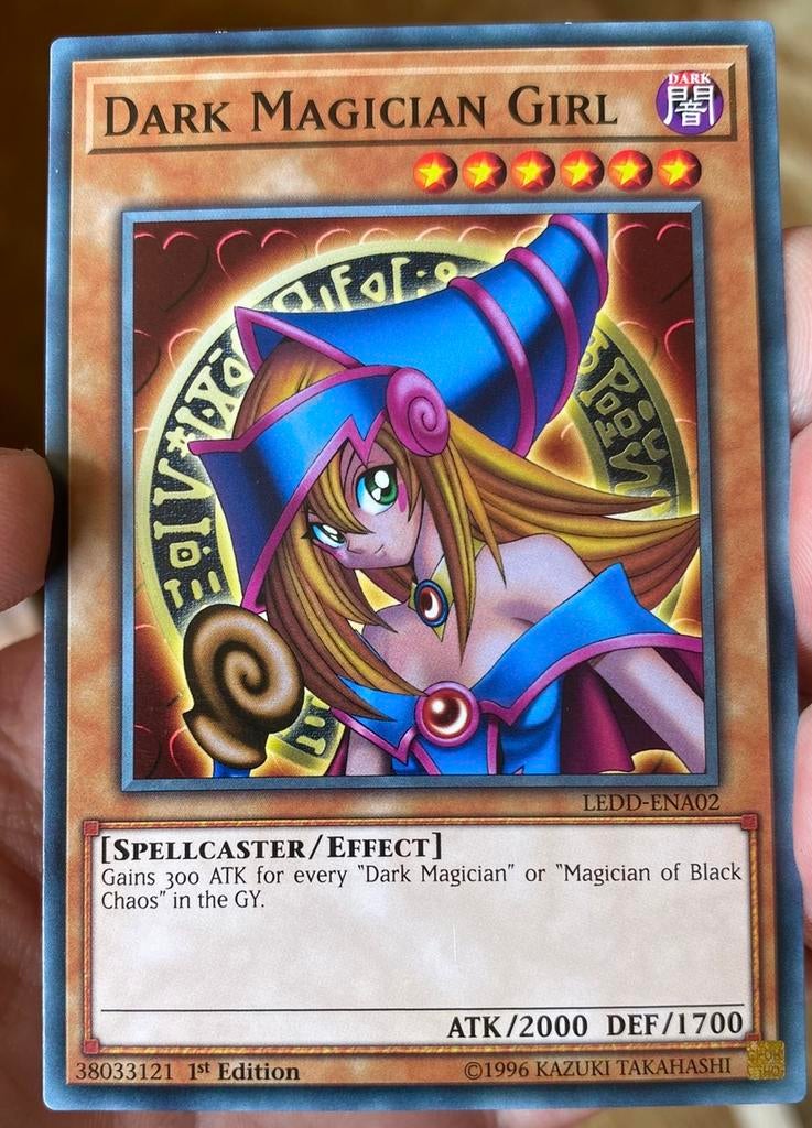 Yu-Gi-Oh! Dark Magician Girl LEDD 1st Edition !, Hobby en Vrije tijd, Verzamelkaartspellen | Yu-gi-Oh!, Ophalen of Verzenden, Zo goed als nieuw