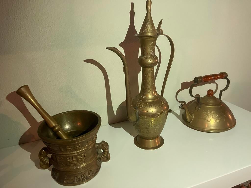 Bronzen vijzel met stamper en Indische theekannen, Antiek en Kunst, Antiek | Koper en Brons, Ophalen of Verzenden, Brons