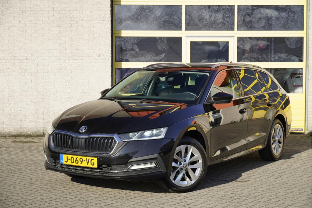 Skoda Octavia Combi 1.5 TSI 150PK! First Edition BJ2020 Lmv, Stof, 4 cilinders, Zwart, Origineel Nederlands